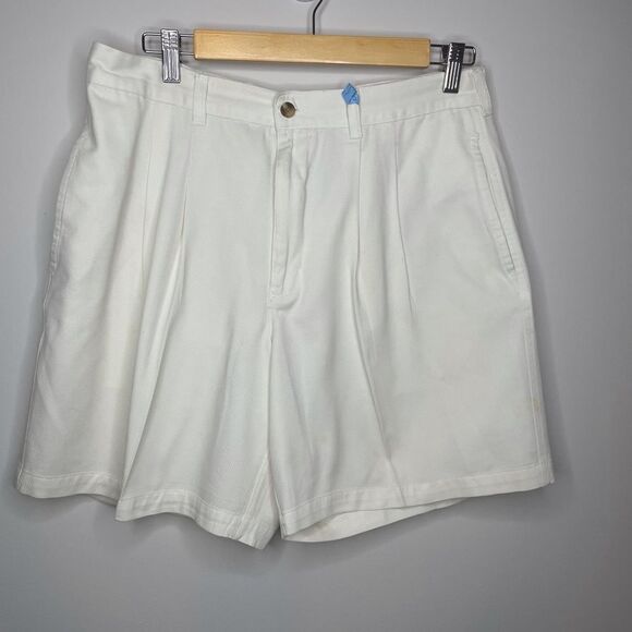 Michael Austin- White Pleated Front Shorts - Picture 1 of 2